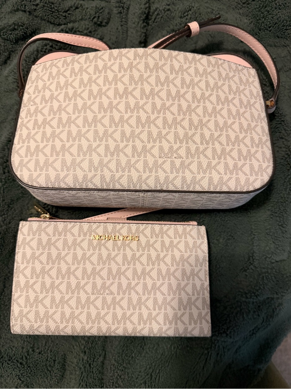 Michael Kors Beige Logo Shoulder Bag with Matching Wallet and Gold Hardware - Picture 2 of 4